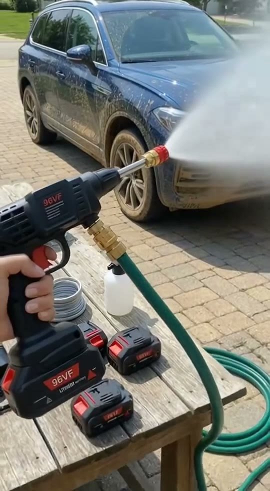 Vídeo: lavadora limpando carro sujo